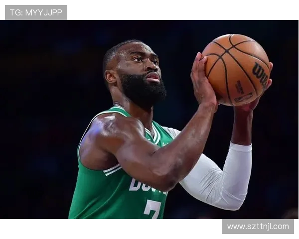 杰伦布朗强硬对抗表现平平半场仅得13分助攻6次展现全能能力