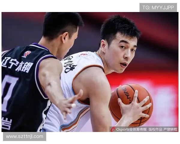 泰森关键时刻拼抢篮板却因犯规失误10投5中斩获15分4篮板表现不俗